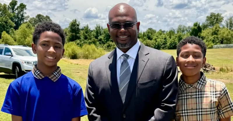 (l-r): Ashton, Eugene og Avery Harris