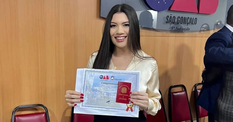 Наталия Лима'Seeking Sister Wife' smiles and proudly displays her certificate as a lawyer in Brazil.