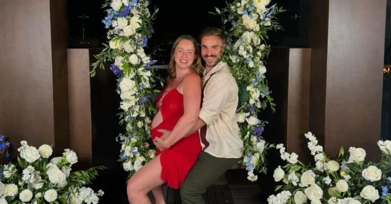Whitney e suo marito Connor posano insieme per una foto su un'altalena al'Secret Lives of Mormon Wives' premiere party