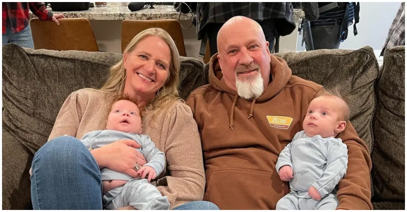 (de izquierda a derecha): Christine y David con la hija de Christine, Mykelti Padrón.'s baby twins