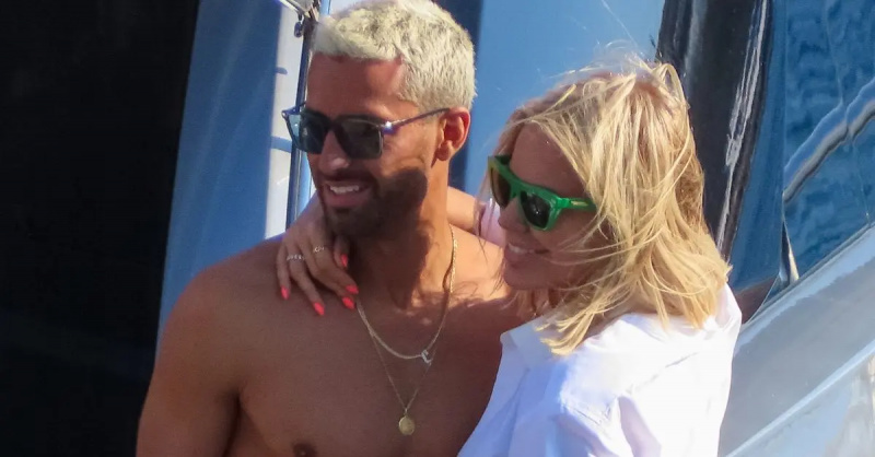Sergio Carrallo y Caroline Stanbury fotografiados juntos en un yate