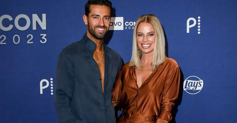 Sergio y Caroline posan para una foto en un evento informal de BravoCon