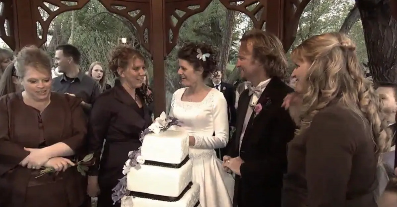 (de izquierda a derecha): Janelle, Meri, Robyn, Kody y Christine en su boda el'Sister Wives'
