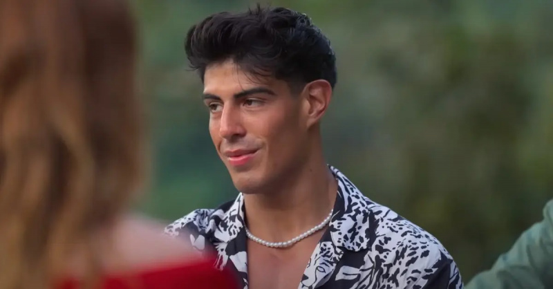 Tony bär en hawaiiansk skjorta i säsong 2 av'The Mole.'