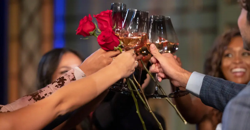 Joey és megmaradt hölgyei poharakat kocogtatnak a 28. évadban'The Bachelor.'