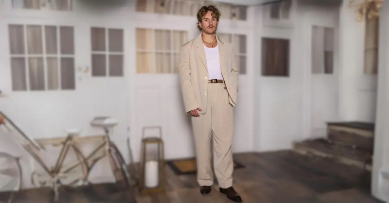 West Wilson poserar på'Summer House' Season 8 reunion set