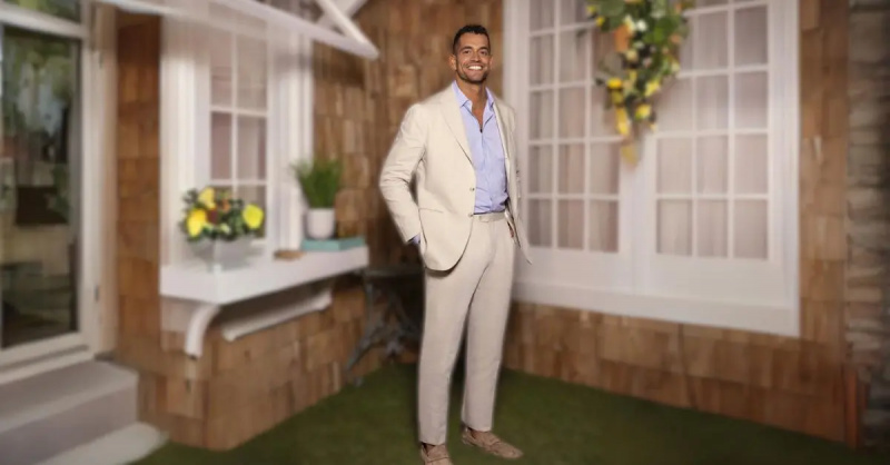Jesse Solomon poserar med händerna i fickorna på'Summer House' Season 8 reunion set