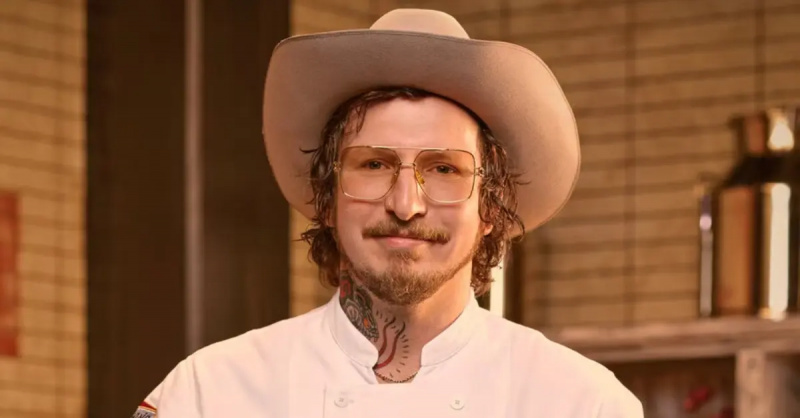 데이비드 머피는 백인 요리사를 입는다's jacket, a cowboy hat, and glasses for his official portrait for 'Top Chef: Wisconsin.'