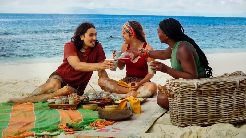 डी, ऑस्टिन और कटुराह समुद्र तट पर भोजन कर रहे हैं'Survivor'