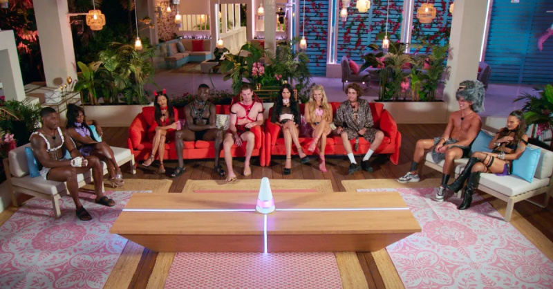Pemeran dari'Too Hot to Handle' Season 6 sitting at the cabana listening to Lana.