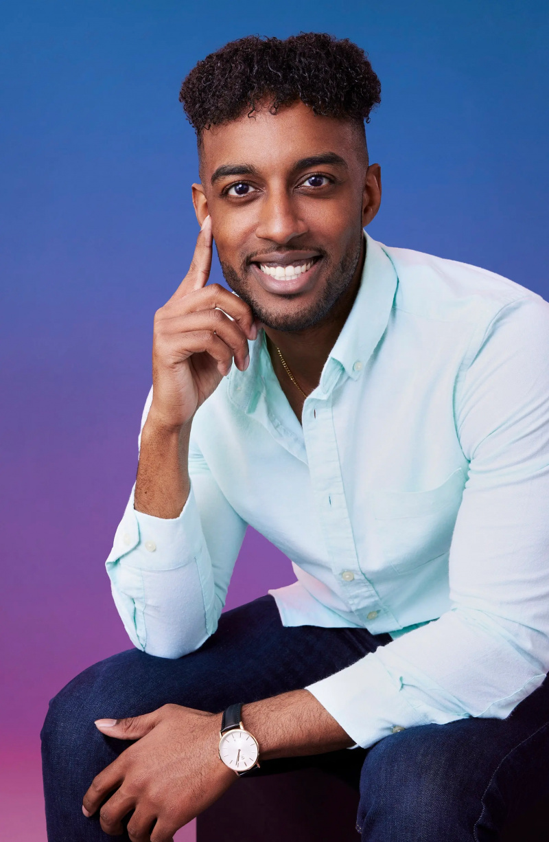 哈基姆在蓝紫色渐变背景前为他的官员摆姿势'The Bachelorette' Season 21 portrait.