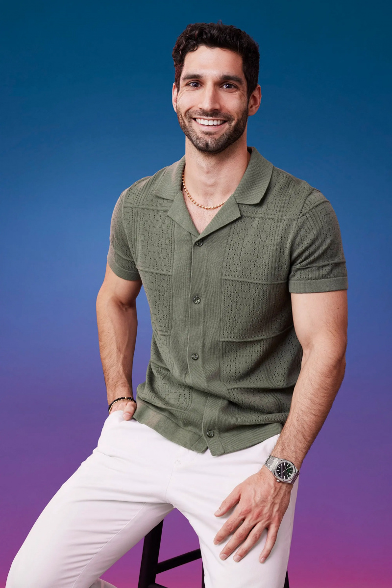 贾汉在蓝紫色渐变色背景前为他的官员摆姿势'The Bachelorette' Season 21 portrait.