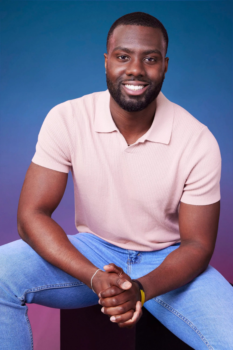 约翰在蓝紫色渐变背景前为他的官员摆姿势'The Bachelorette' Season 21 portrait.