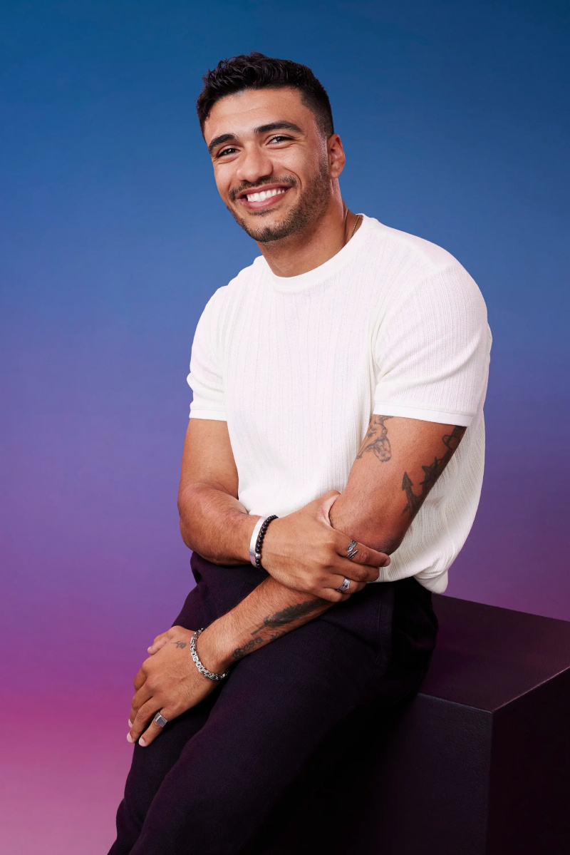乔纳森在蓝紫色渐变背景前为他的官方摆姿势'The Bachelorette' Season 21 portrait.