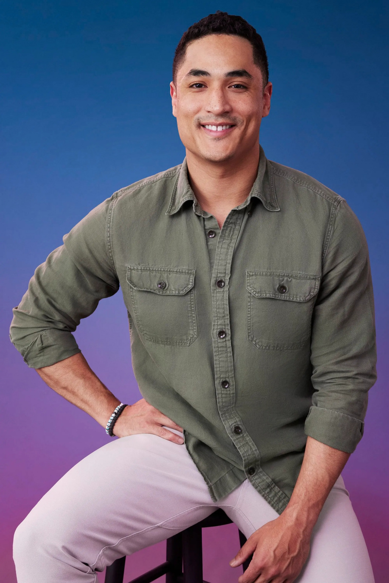 马库斯在蓝紫色渐变背景前为他的官员摆姿势'The Bachelorette' Season 21 portrait.