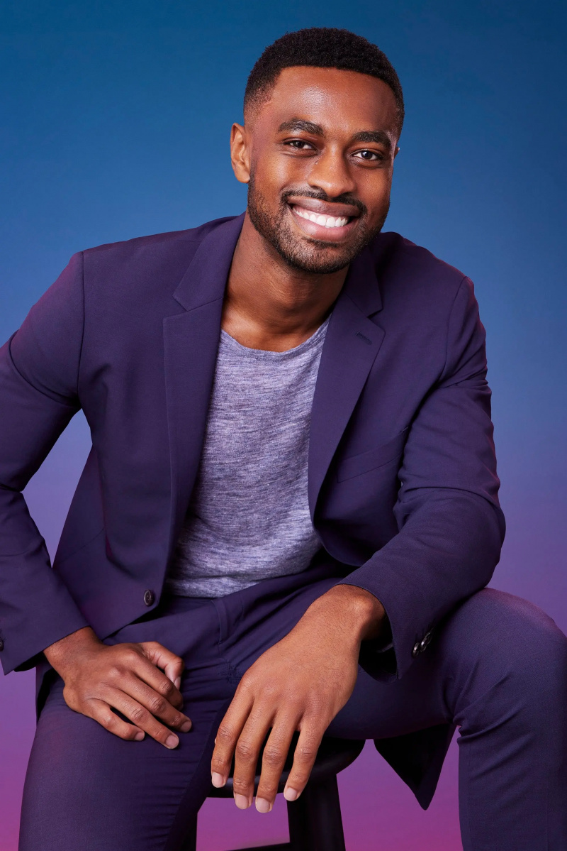 马文在蓝紫色渐变背景前为他的官员摆姿势'The Bachelorette' Season 21 portrait.