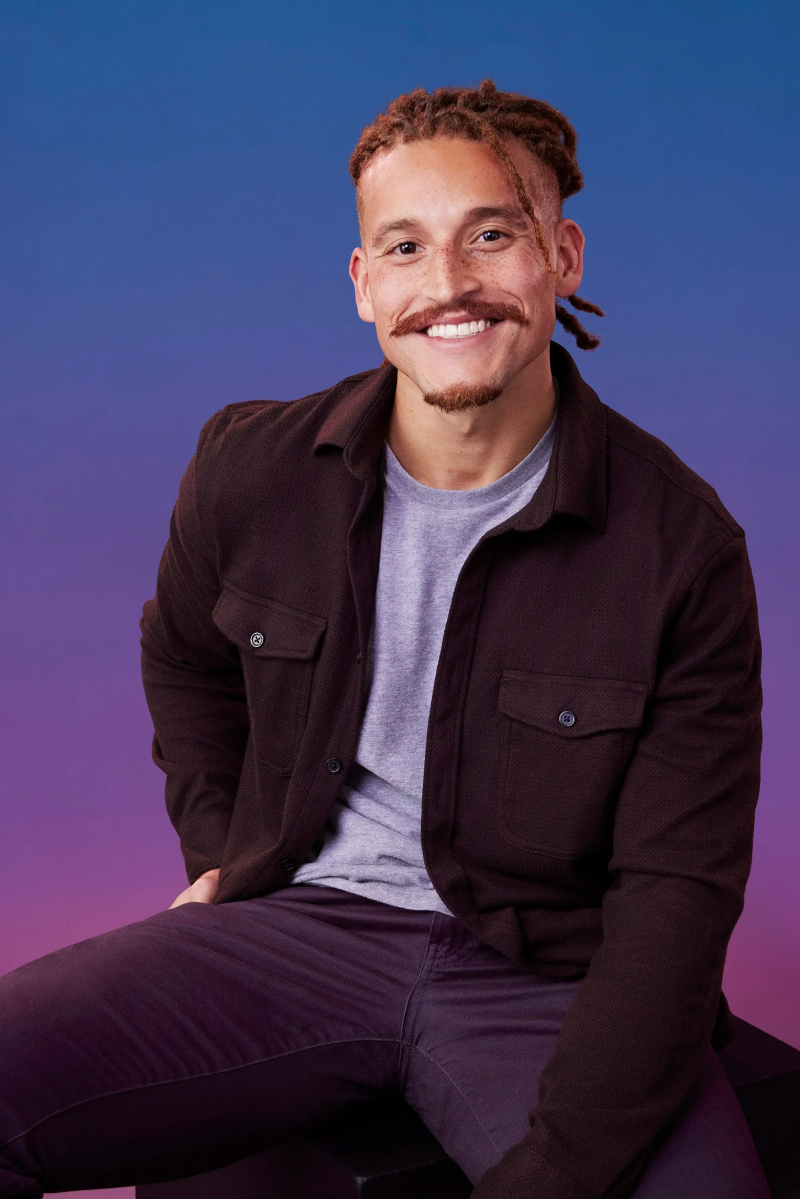 马特在蓝紫色渐变背景前为他的官员摆姿势'The Bachelorette' Season 21 portrait.