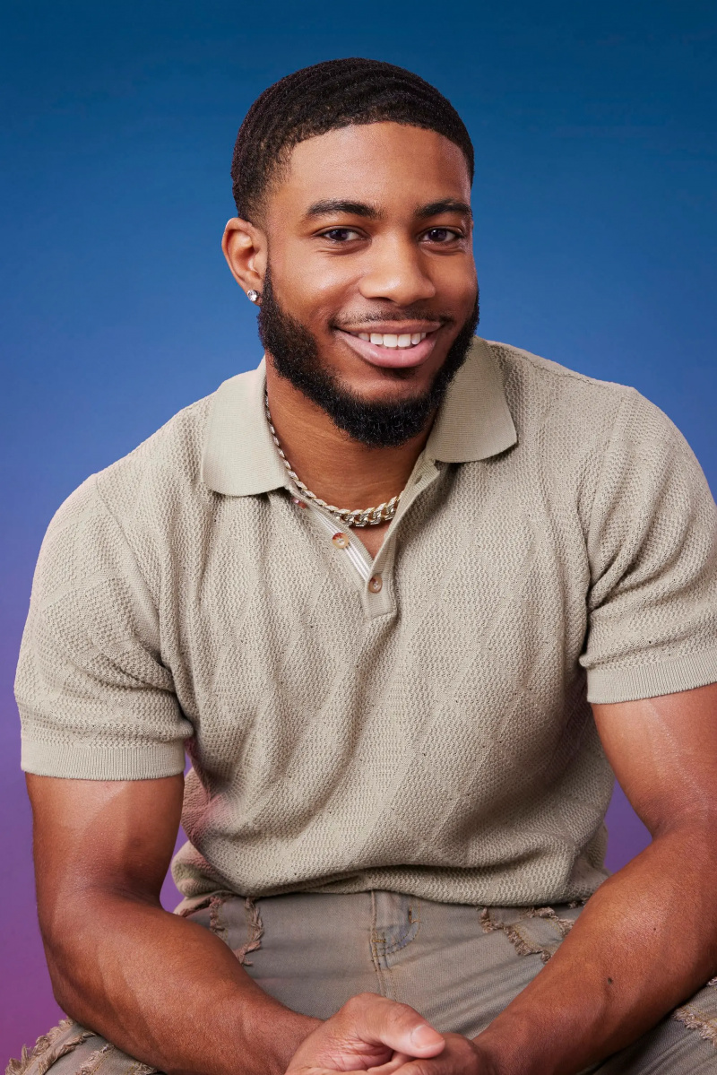 莫泽在蓝紫色渐变背景前为他的官员摆姿势'The Bachelorette' Season 21 portrait.