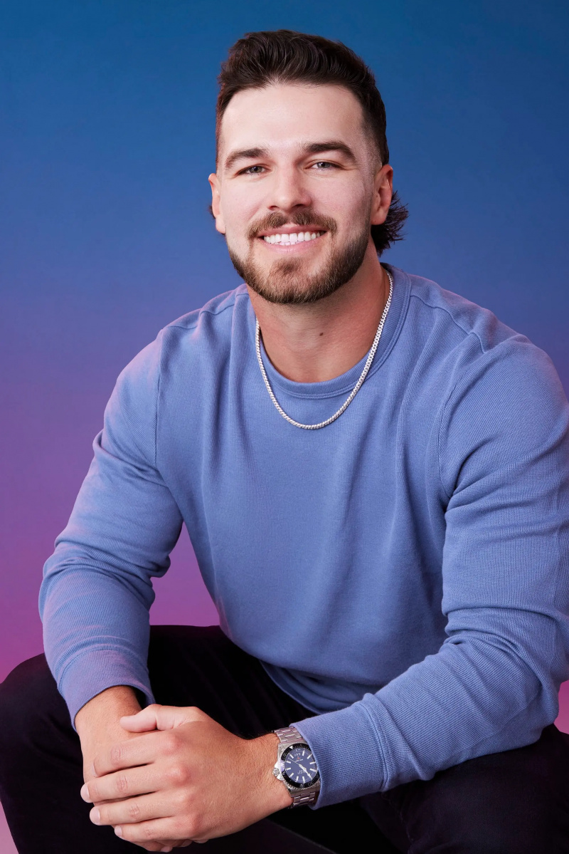 奥斯汀在蓝紫色渐变背景前为他的官员摆姿势'The Bachelorette' Season 21 portrait.