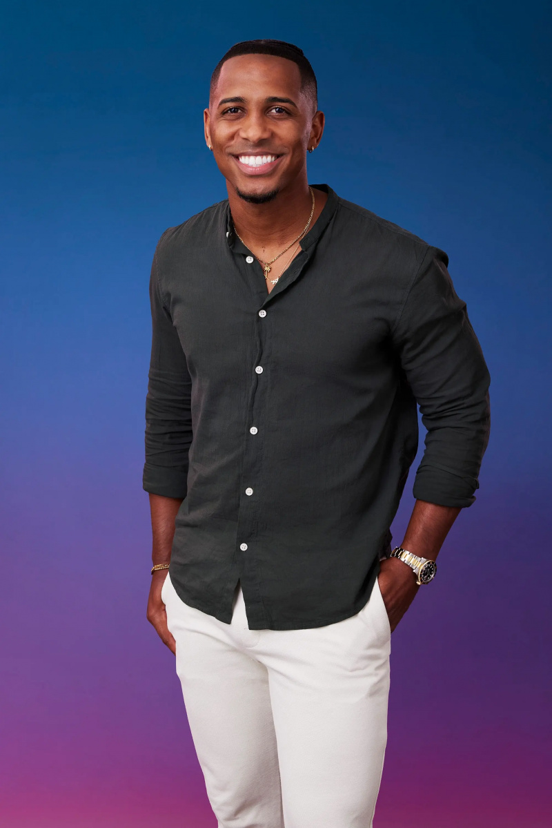 瑞奇 (Ricky) 在蓝紫色渐变背景前为他的官方姿势摆姿势'The Bachelorette' Season 21 portrait.