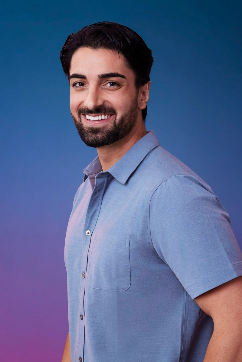 Sam N. 在他的官方蓝紫色渐变背景前摆出姿势'The Bachelorette' Season 21 portrait.