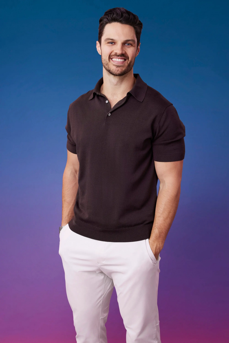 斯宾塞在蓝紫色渐变背景前为他的官员摆姿势'The Bachelorette' Season 21 portrait.