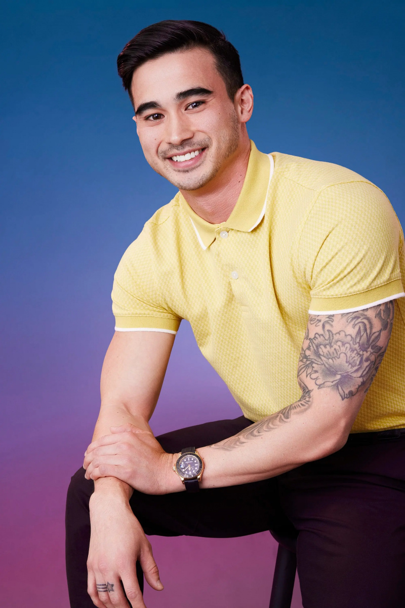 托马斯在蓝紫色渐变背景前为他的官员摆姿势'The Bachelorette' Season 21 portrait.