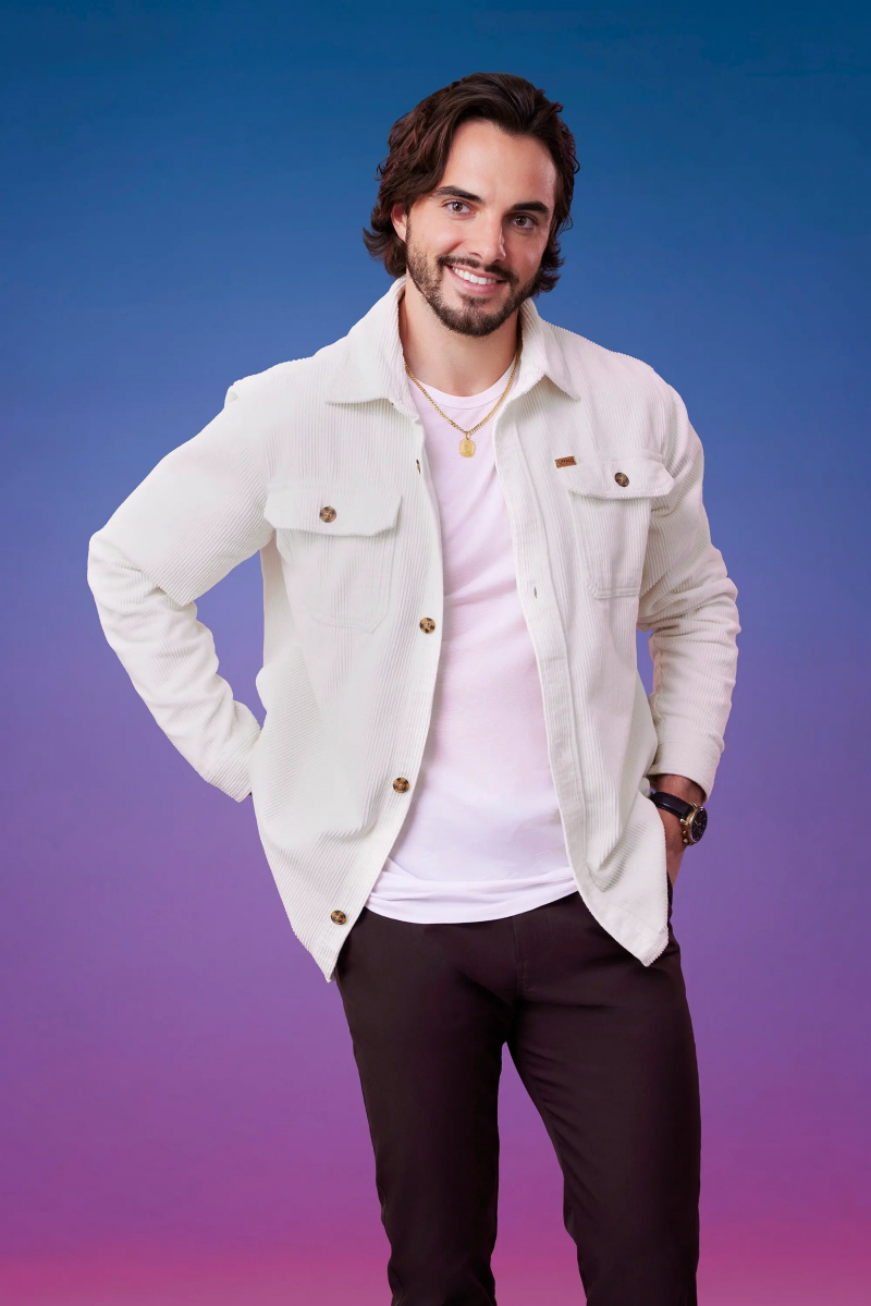 托马斯在蓝紫色渐变背景前为他的官员摆姿势'The Bachelorette' Season 21 portrait.