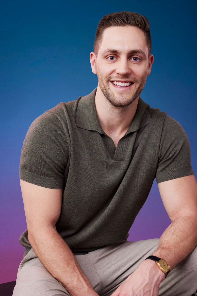 布伦丹在蓝紫色渐变背景前为他的官员摆姿势'The Bachelorette' Season 21 portrait.