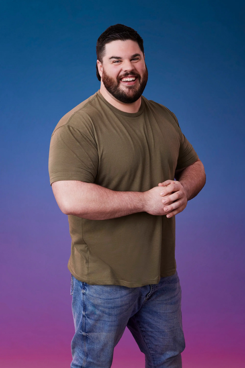 布雷特在蓝紫色渐变背景前为他的官方摆姿势'The Bachelorette' Season 21 portrait.