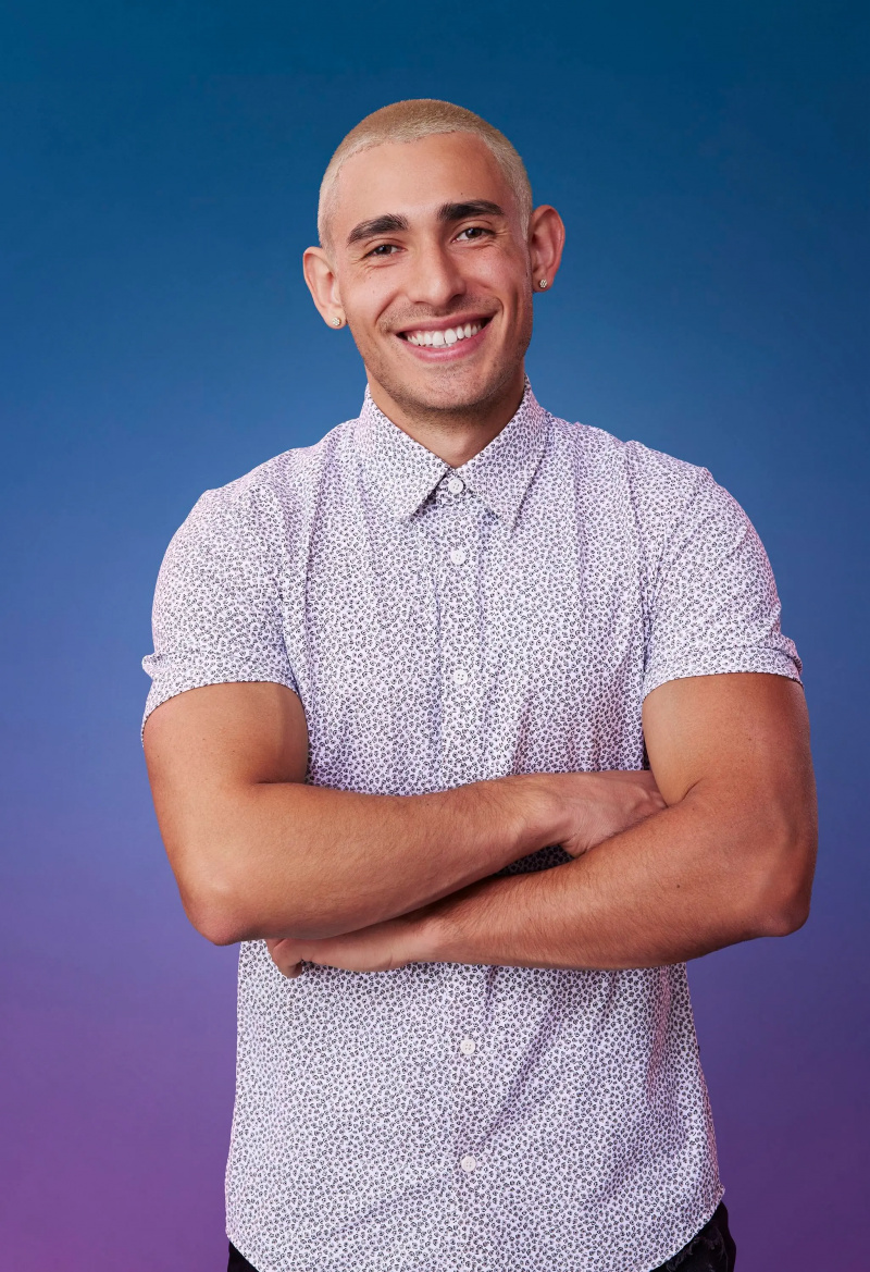 达科他在蓝紫色渐变背景前为他的官员摆姿势'The Bachelorette' Season 21 portrait.