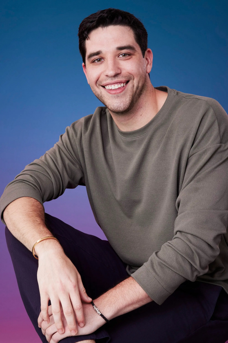 德文在蓝紫色渐变背景前为他的官员摆姿势'The Bachelorette' Season 21 portrait.