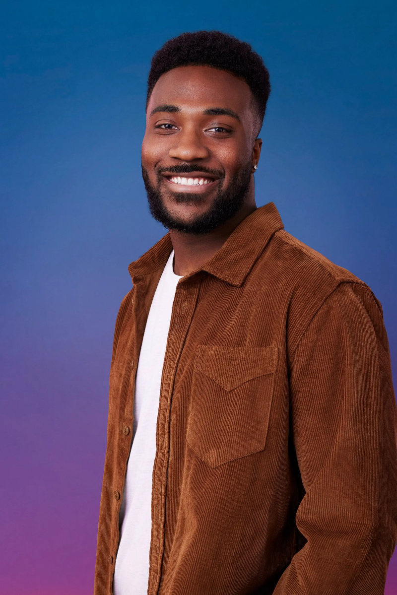 迪伦在蓝紫色渐变背景前为他的官员摆姿势'The Bachelorette' Season 21 portrait.