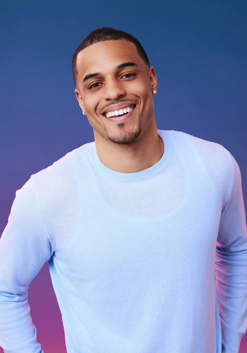 格兰特在蓝紫色渐变背景前为他的官员摆姿势'The Bachelorette' Season 21 portrait.