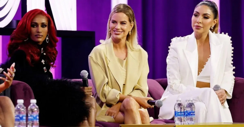 Chanel Ayan, Caroline Stanbury và Taleen Marie trên sân khấu tại BravoCon