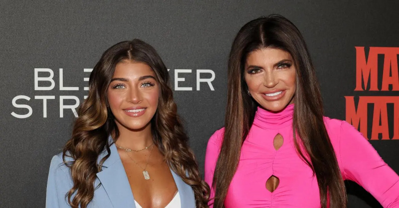 (soldan sağa): kırmızı halıda Gia Giudice ve Teresa Giudice.