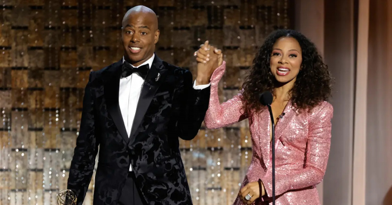 Kevin Frazier och Nischelle Turner tar emot utmärkelsen Outstanding Entertainment News Series på scenen under den 49:e Daytime Emmy Awards på Pasadena Convention Center den 24 juni 2022 i Pasadena, Kalifornien. (Foto av Kevin Winter/Getty Images)