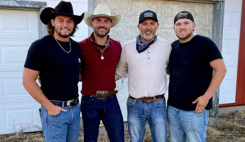 Steve McBee com três de seus filhos na fazenda da família