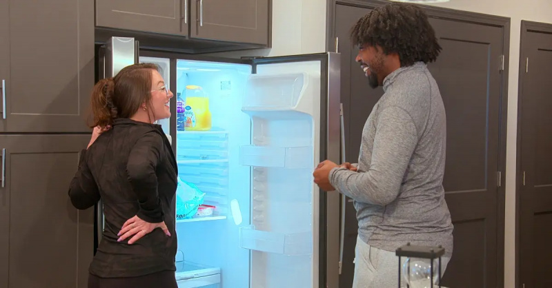 Brittany og Kenneth fra sæson 6 af'Love is Blind' stand in front of an open refrigerator.