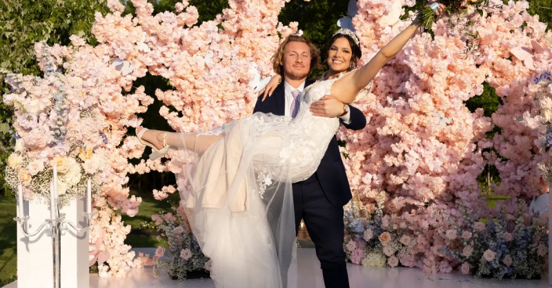 Johnny henter Amy på deres bryllupsdag