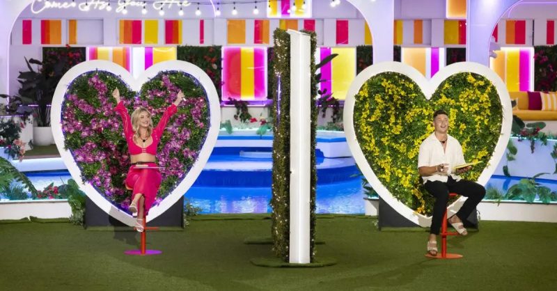 Kaylor Martin a Aaron Evans hrají výzvu ve stylu seznamovací hry, která sedí na opačných stranách zdi'Love Island USA'