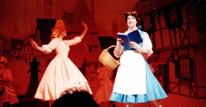 Britani Bateman på scenen som Belle i en teaterforestilling af Disney's 'Beauty and the Beast'