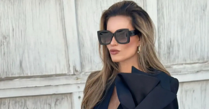 Britani Bateman poserer til et billede, mens hun har store solbriller på