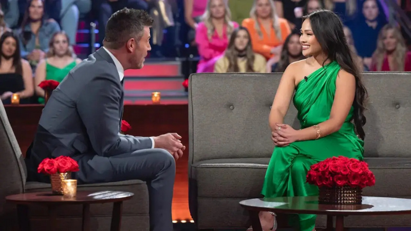  Jesse Palmer spricht mit Neuem'Bachelorette' Jenn Tran on the season finale