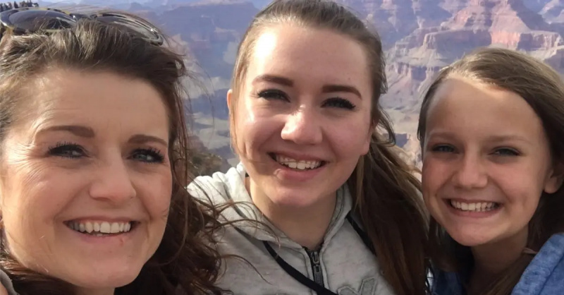 (de izquierda a derecha): Robyn Brown con sus hijas Aurora y Breanna