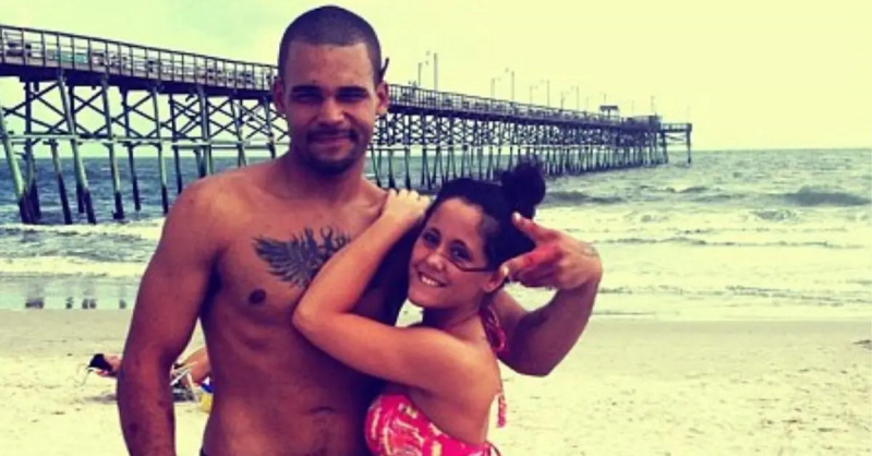 Jenelle Evans at Kieffer Delp sa beach sa tabi ng isang pier