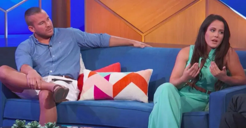 Magkatabi sina Nathan Griffith at Jenelle Evans sa isang asul na sopa