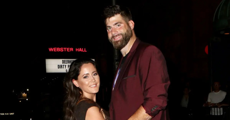 Sina Jenelle Evans at David Eason ay magkasamang nag-pose sa labas ng Webster Hall sa New York City