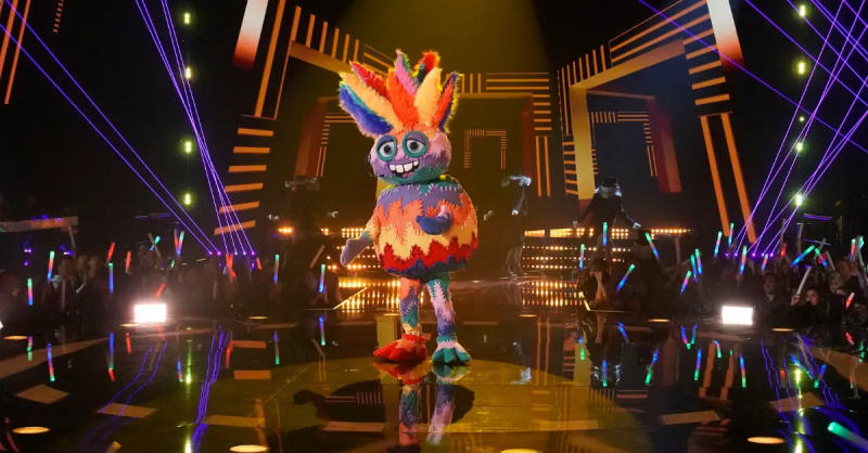  Ugly Sweater si esibisce sul palco durante la stagione 11 di'The Masked Singer.'