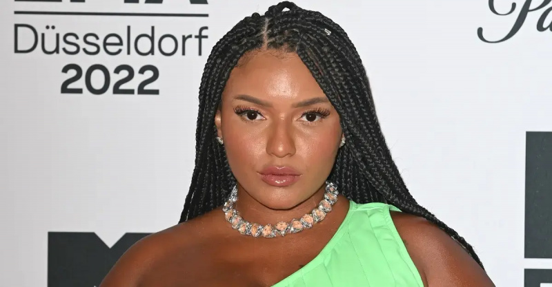 Marina Gregory woont de rode loper bij tijdens de MTV Europe Music Awards 2022